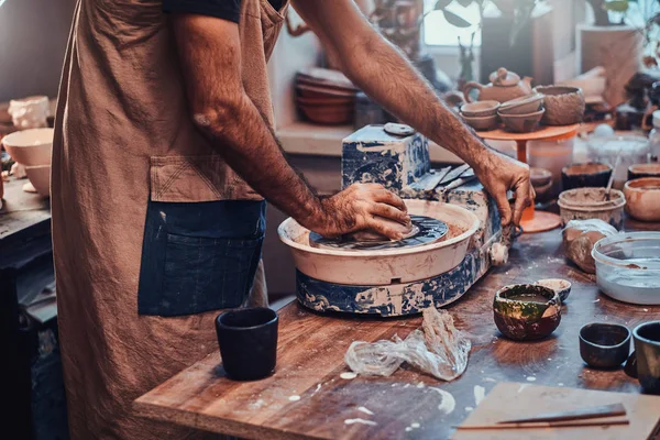 Sesión de fotos de primer plano del proceso con arcilla por el hombre diligente . — Foto de Stock