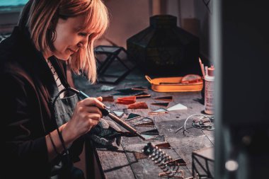 Kadın lamba stüdyosunda lamba projesi üzerinde çalışıyor..