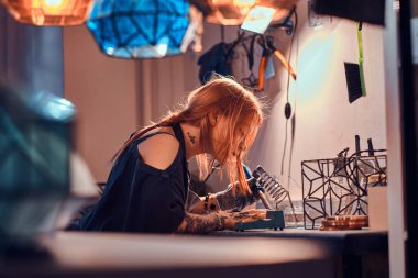 Talanted tasarımcı cam atölyesinde çalışıyor