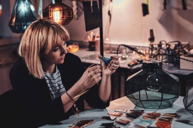 Kadın lamba stüdyosunda lamba projesi üzerinde çalışıyor..