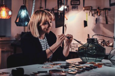 Kadın lamba stüdyosunda lamba projesi üzerinde çalışıyor..