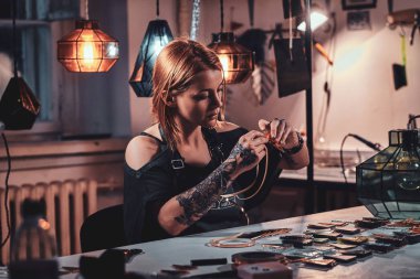Çekici kadın yaratıcı cam atölyesinde çalışıyor