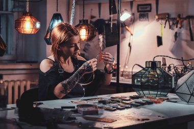 Çekici kadın yaratıcı cam atölyesinde çalışıyor