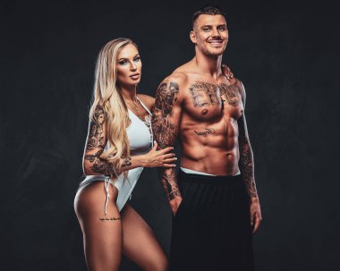 Güzel çift, stüdyoda poz.