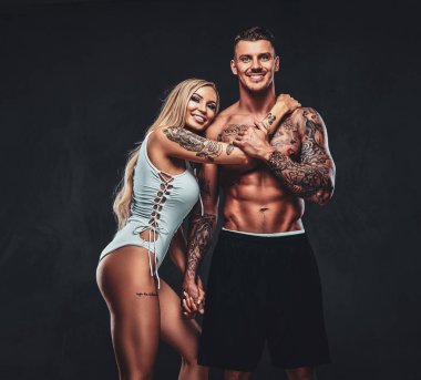 Güzel çift, stüdyoda poz.