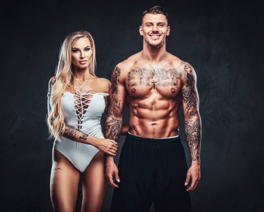 Güzel çift, stüdyoda poz.