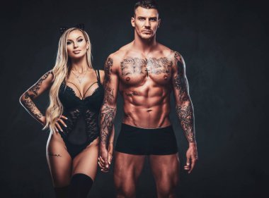 Güzel çift, stüdyoda poz.