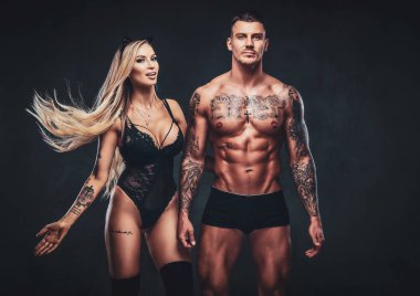 Güzel çift, stüdyoda poz.