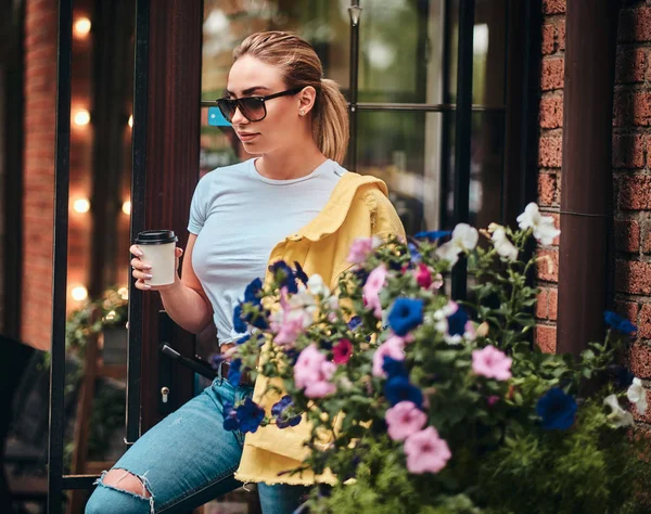 Mladá žena s odnášejícím šálek kávy je těší léto venku. — Stock fotografie