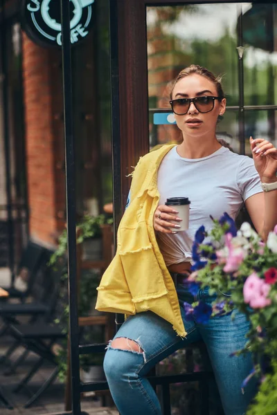 Mladá žena s odnášejícím šálek kávy je těší léto venku. — Stock fotografie