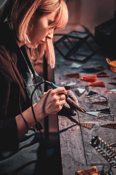 Mujer está trabajando en su proyecto de lámpara en el estudio de la lámpara . — Foto de Stock