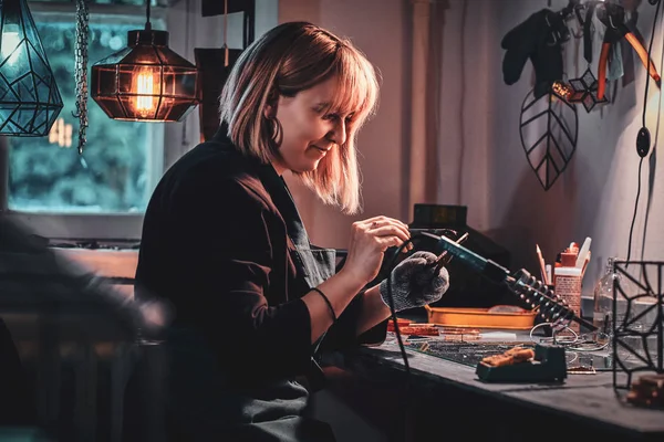 Kadın lamba stüdyosunda lamba projesi üzerinde çalışıyor..