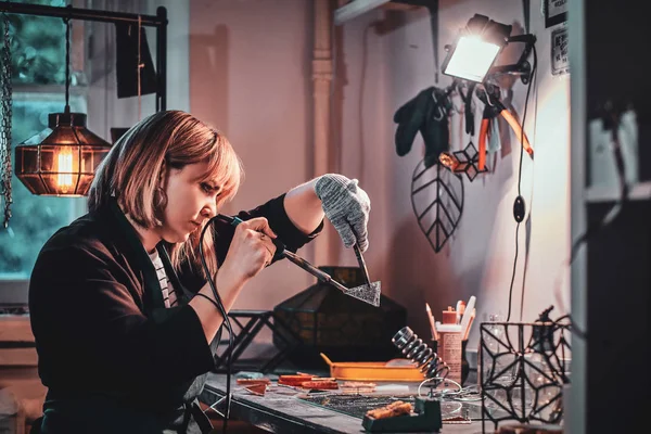 Женщина работает над своим проектом лампы в студии лампы . — стоковое фото