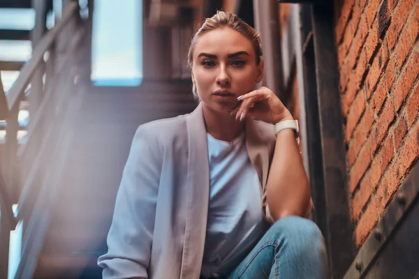 Portret Happy udanych kobieta na stalowych schodach na podwórku. — Zdjęcie stockowe