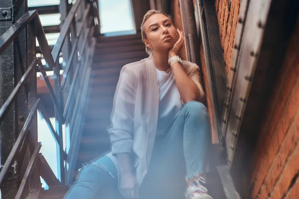 Portrait of happy sucessful woman on steel stairs at back yard. — Stok Foto