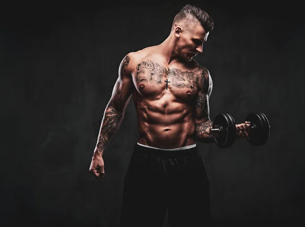 Un hombre musculoso haciendo ejercicios con pesas . —  Fotos de Stock