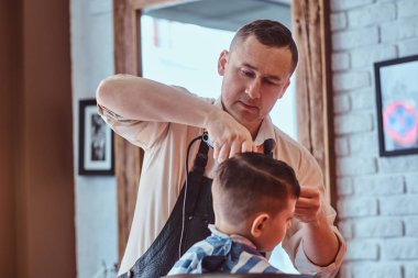 Küçük okul çocuk modern berber de expirienced berber moda saç kesimi oluyor