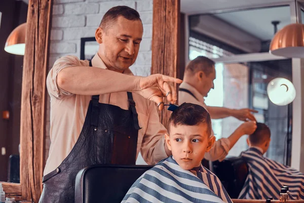 Çekici okul çocuk moda kuaför salonunda olgun kuaför moda saç kesimi oluyor — Stok fotoğraf