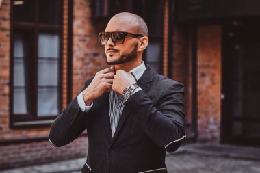 Çekici businesman fotoğrafçı için poz