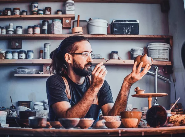 Çalışkan adam kendi işine bakıyor, seramik çaydanlık.. — Stok fotoğraf