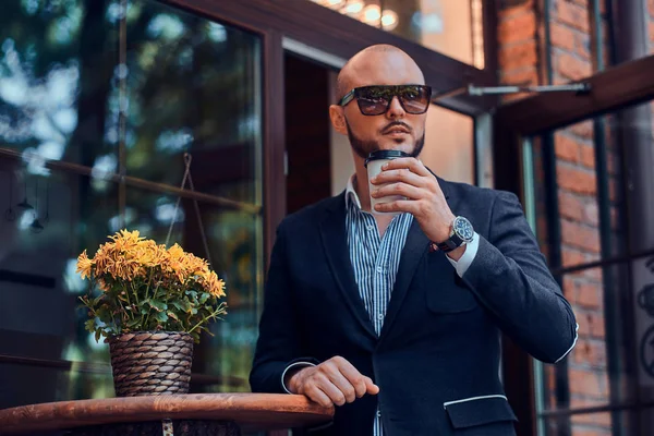 Alegre hombre arreglado está disfrutando de su coffeebreak —  Fotos de Stock