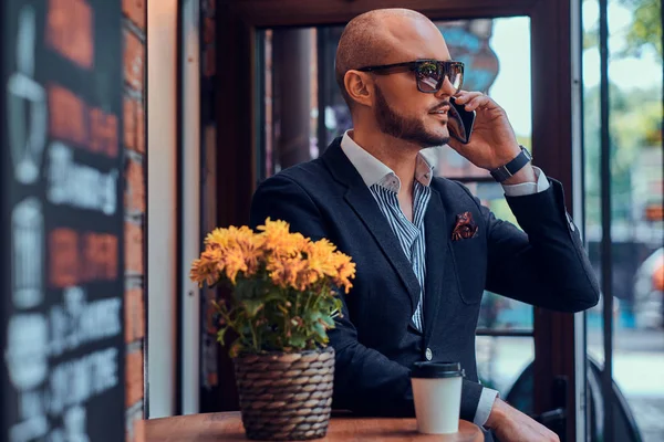 Framgångsrik affärsman pratar med telefon när du sitter på Coffeeshop. — Stockfoto