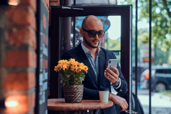 Hombre alegre ocupado acaba de recibir un mensaje de su teléfono inteligente . —  Fotos de Stock