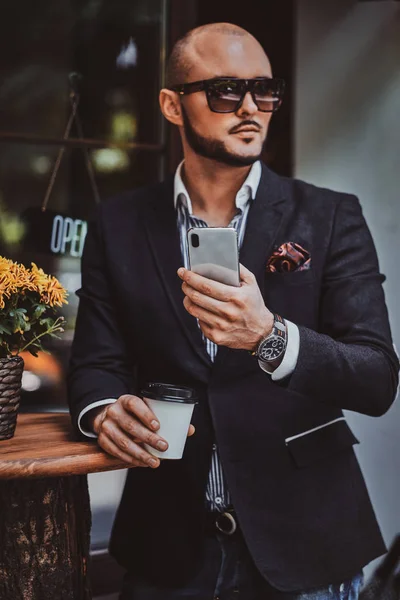 Hombre alegre ocupado acaba de recibir un mensaje de su teléfono inteligente . —  Fotos de Stock