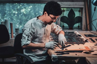 Gözlük odaklı restoratör vitray için doğru miktarda sayıyor