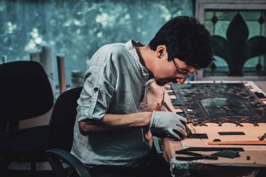 Expirienced çalışkan adam vitray restorasyon uzerinde çalisiyor