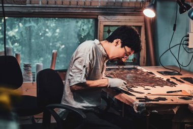 Expirienced çalışkan adam vitray restorasyon uzerinde çalisiyor