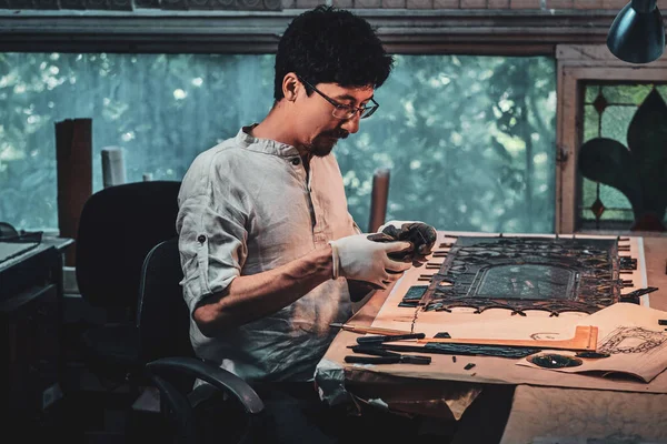 El restaurador enfocado en gafas está contando la cantidad correcta para vidrieras — Foto de Stock