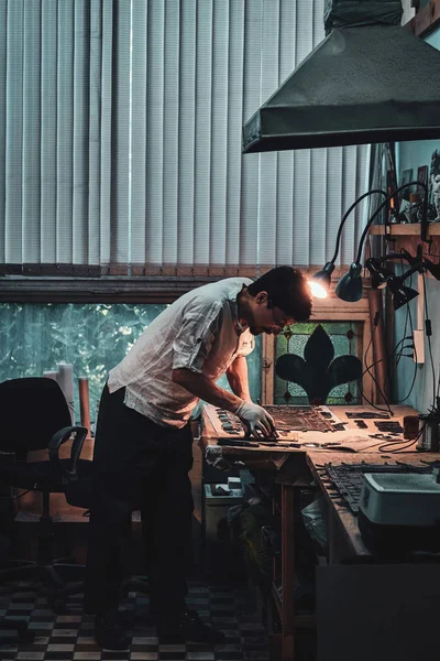 Glazier está trabajando en la restauración de vidrieras rotas — Foto de Stock