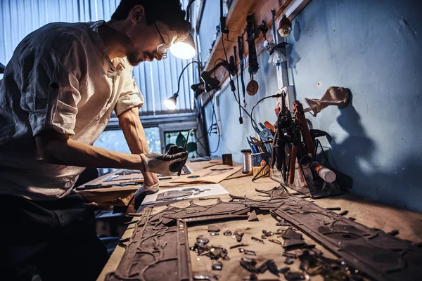 Glazier está trabajando en la restauración de vidrieras rotas — Foto de Stock