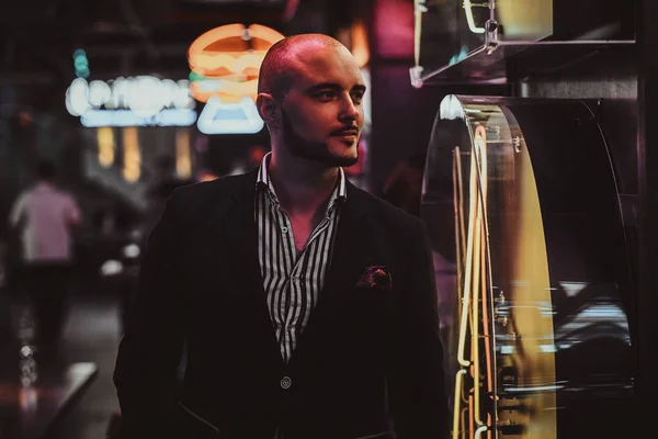 Elegante man bij nachtclub — Stockfoto