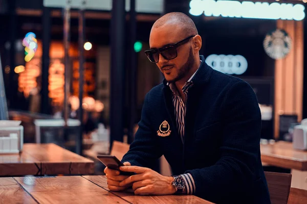 Alegre sonriente hombre está charlando por teléfono móvil —  Fotos de Stock