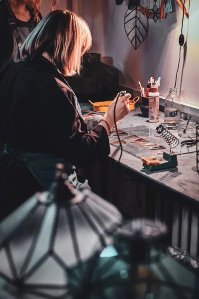 Dos mujeres están trabajando en el estudio de vidrio . — Foto de Stock