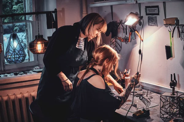 Dos mujeres están trabajando en el estudio de vidrio . — Foto de Stock