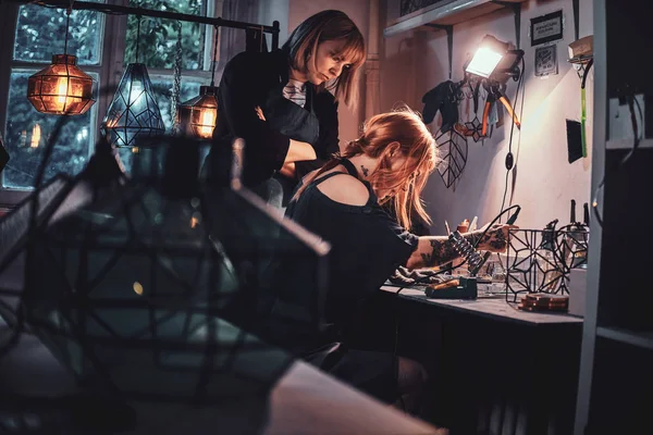 Dos mujeres están trabajando en el estudio de vidrio . — Foto de Stock