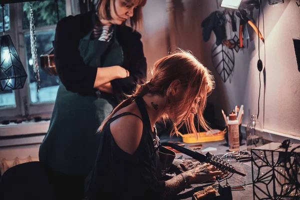유리 스튜디오에서 일하는 두 여성. — 스톡 사진