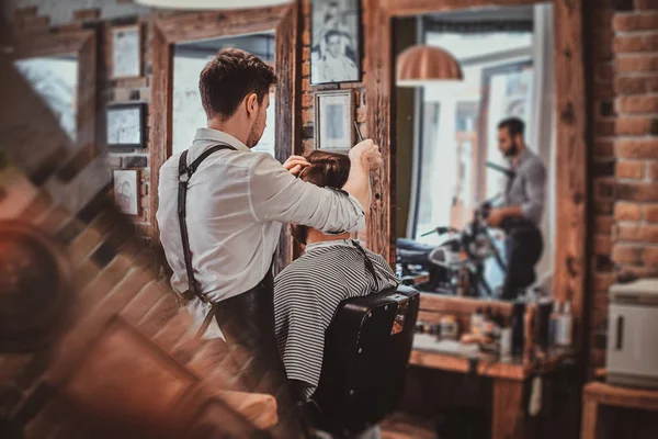 Peluquería de moda en la barbería moderna está trabajando en los clientes corte de pelo . — Foto de Stock