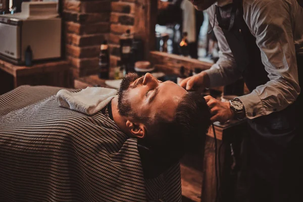 Peluquería de moda en la barbería moderna está trabajando en los clientes corte de pelo . —  Fotos de Stock