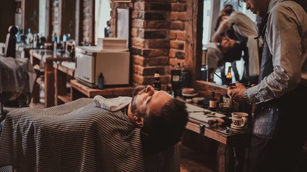 Peluquería de moda en la barbería moderna está trabajando en los clientes corte de pelo . —  Fotos de Stock