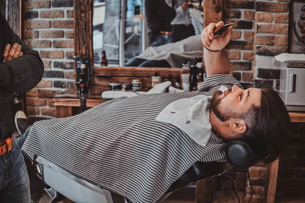 Peluquería de moda en la barbería moderna está trabajando en los clientes corte de pelo . —  Fotos de Stock