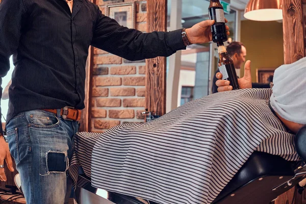 Peluquería de moda en la barbería moderna está trabajando en los clientes corte de pelo . — Foto de Stock