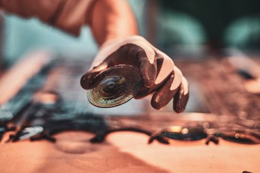 Zanaatkar vitray başka bir barış aplying olduğunu