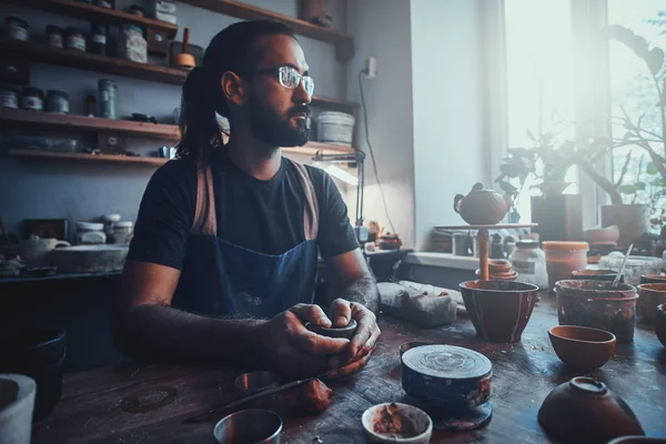 Pensive artysta w swoim studiu ceramiki jest robocza dla nowego projektu. — Zdjęcie stockowe