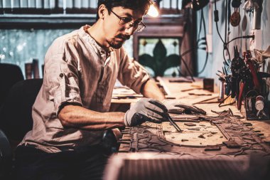 Caftman eski kırık vitray geri