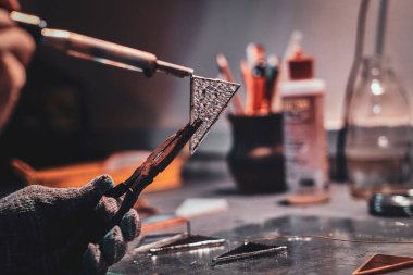 Cam atölyesinde eller ile lehimleme işlemi