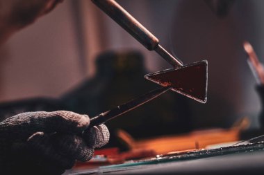 Cam atölyesinde eller ile lehimleme işlemi